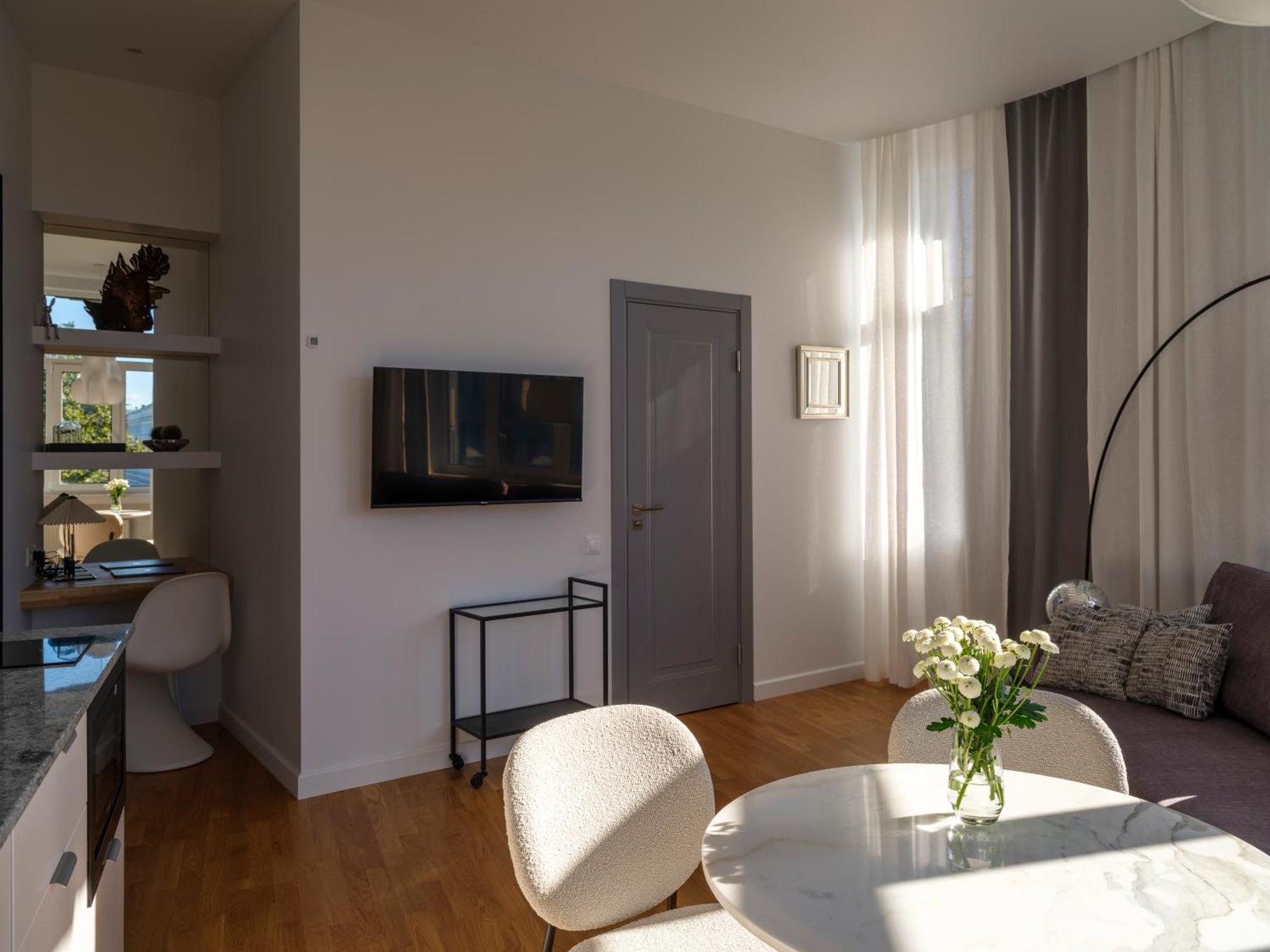 Miro Center - Quiet Chic, Self Check-in Aparthotel Riga